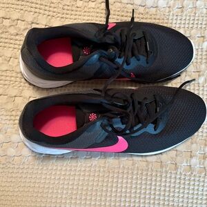 Nike Women's Black and Pink Athletic Sneakers